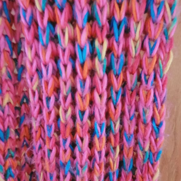 Knitted pink scarf - Picture 2 of 3